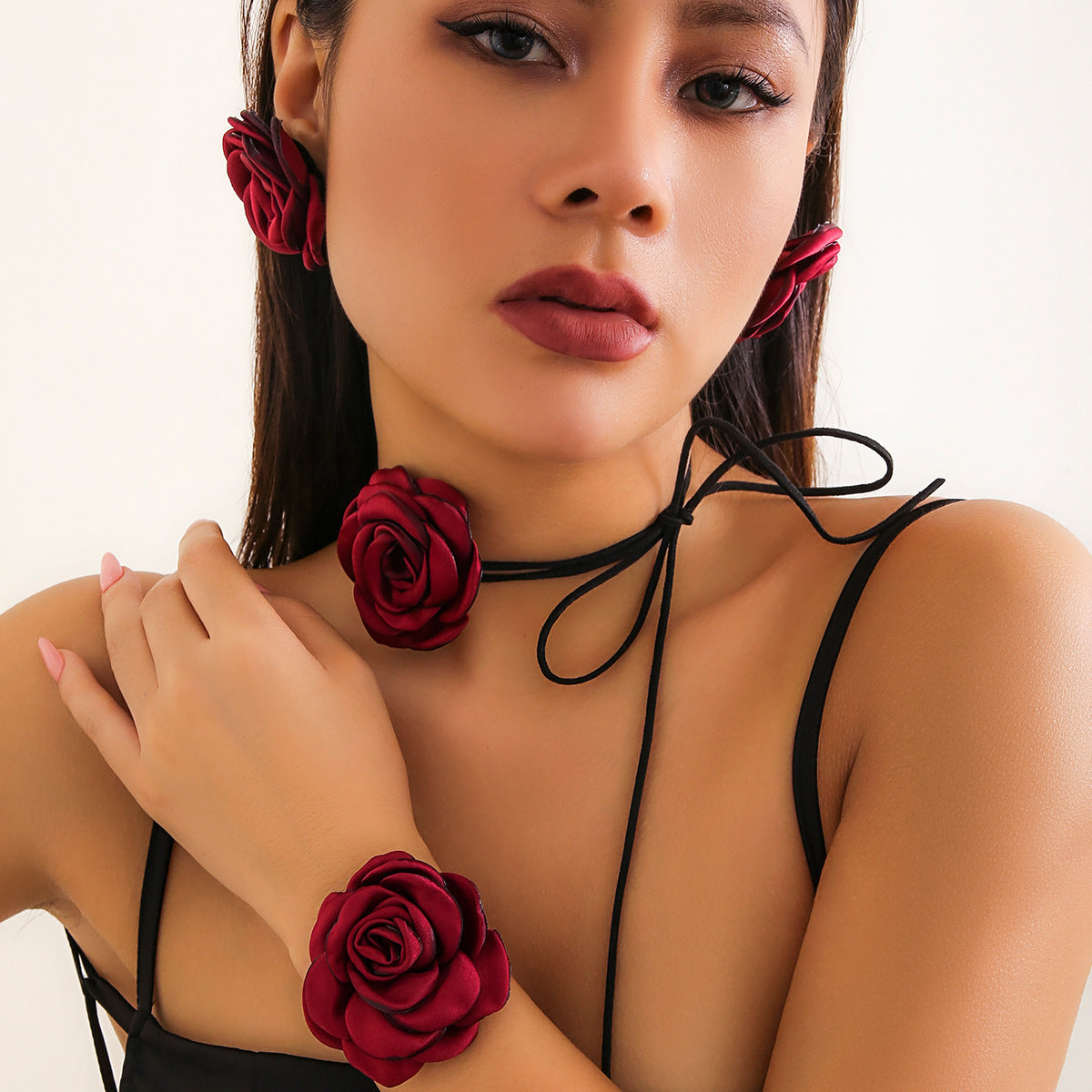 Collana girocollo vintage floreale francese da donna con fiori di rosa e camelia in tessuto su fascia di velluto e raso