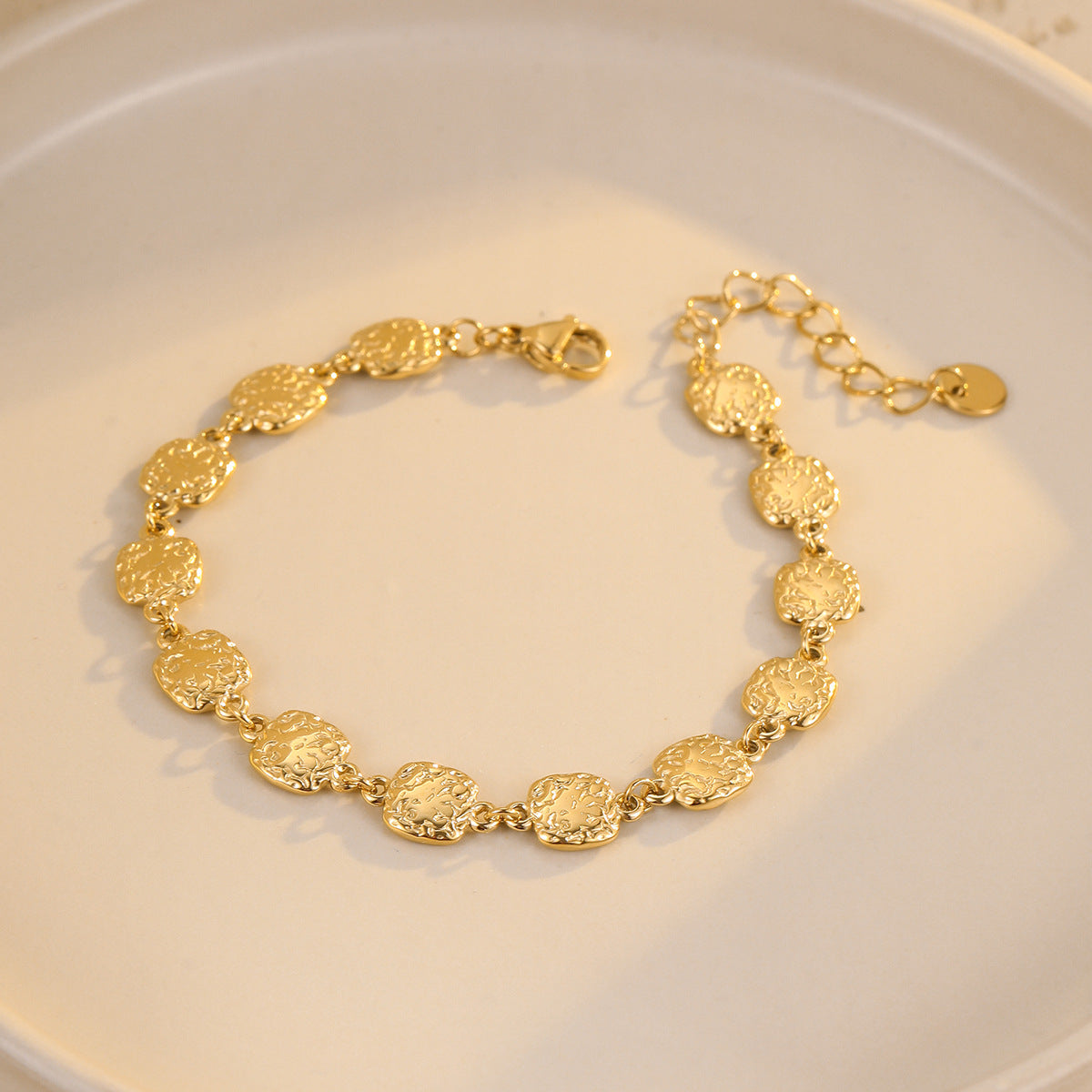 Braccialetto da donna alla moda minimalista quadrato con texture martellata placcato oro in acciaio inossidabile