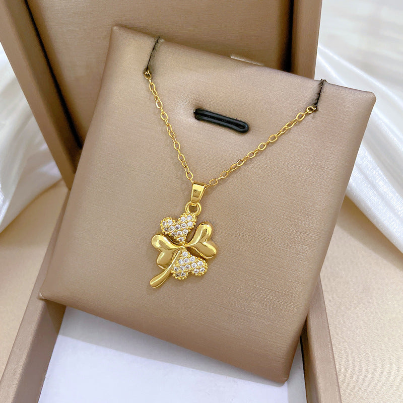 Collana da donna con ciondolo a quadrifoglio in acciaio al titanio di lusso con intarsi di strass completi, delicata catena clavicola dal design geometrico