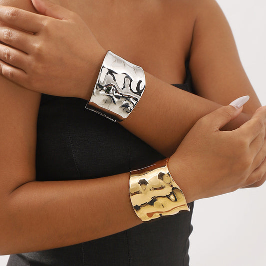 Bracciale da donna con texture geometrica ondulata "Sweet-Edgy" in lega con finitura lucida e design ad apertura a molla
