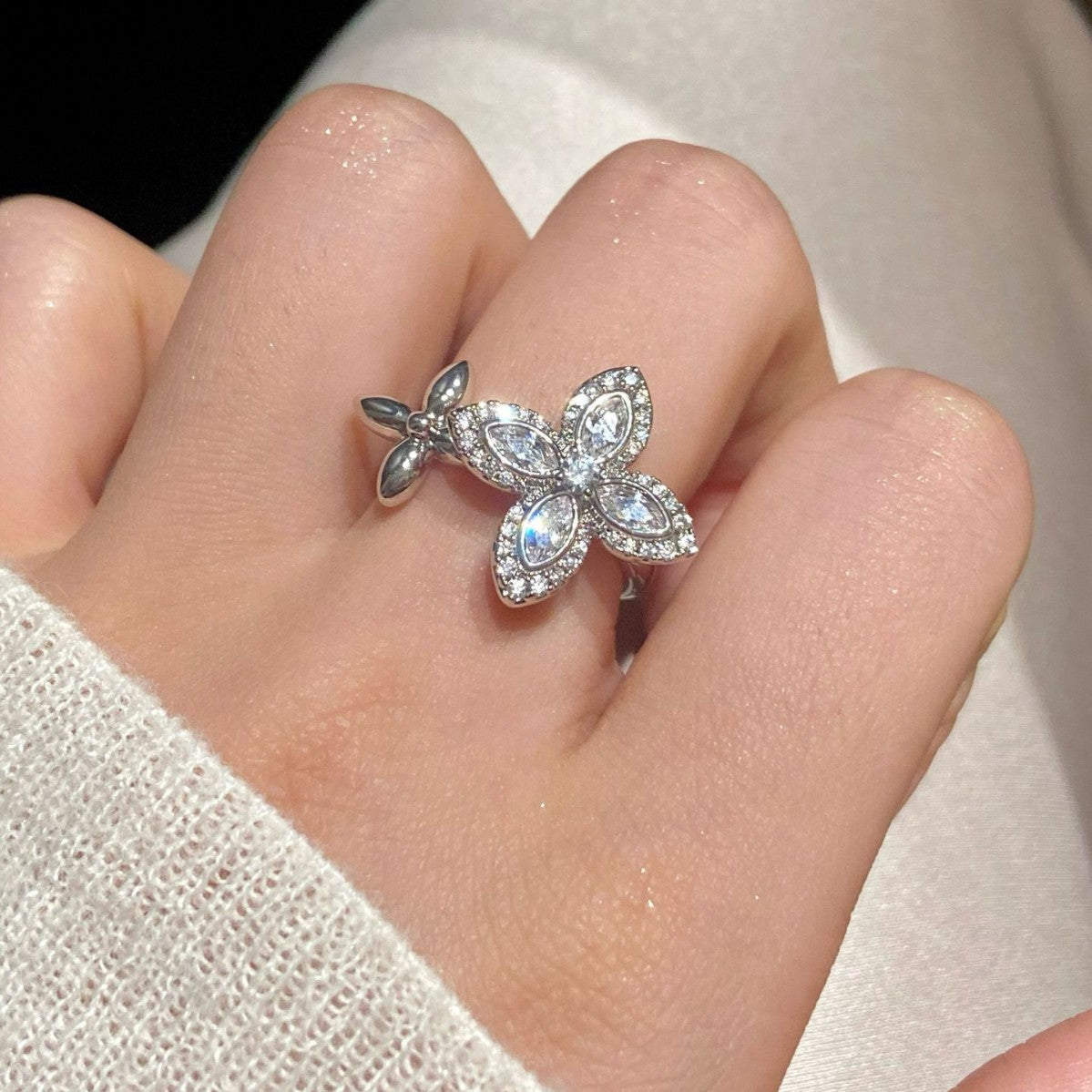 Elegante Anillo Abierto Floral de Estilo Francés para Mujer Hecho de Cobre con Incrustaciones de Circonitas, Anillo de Moda de Lujo Minimalista para el Dedo Índice