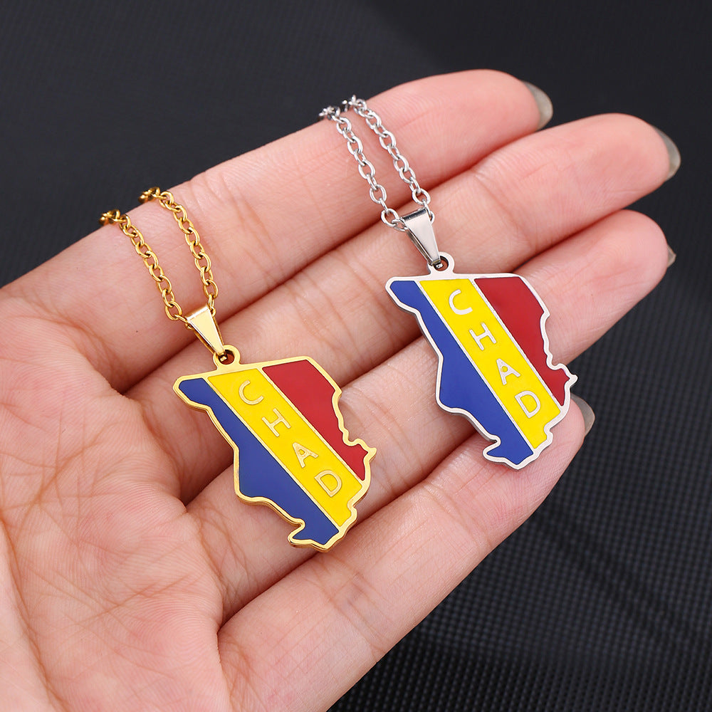 Collar con colgante de mapa y bandera geométrica de la República de Chad en acero inoxidable con dije de titanio y acabado galvanizado unisex