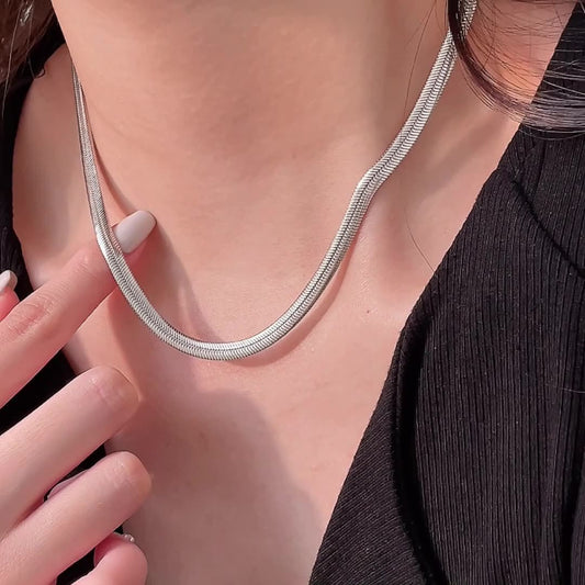 Minimalist U-Shaped Titanium Steel Snake Chain Necklace for Women with Polished Finish and Delicate Locket-Style Design