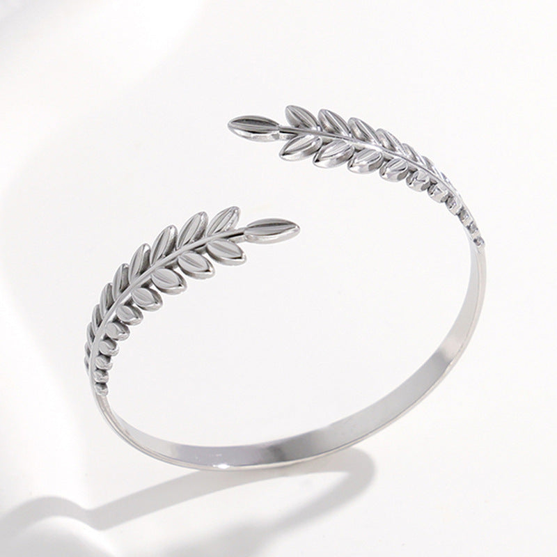 Pulsera C de acero de titanio en forma de hoja de moda para mujer con acabado chapado