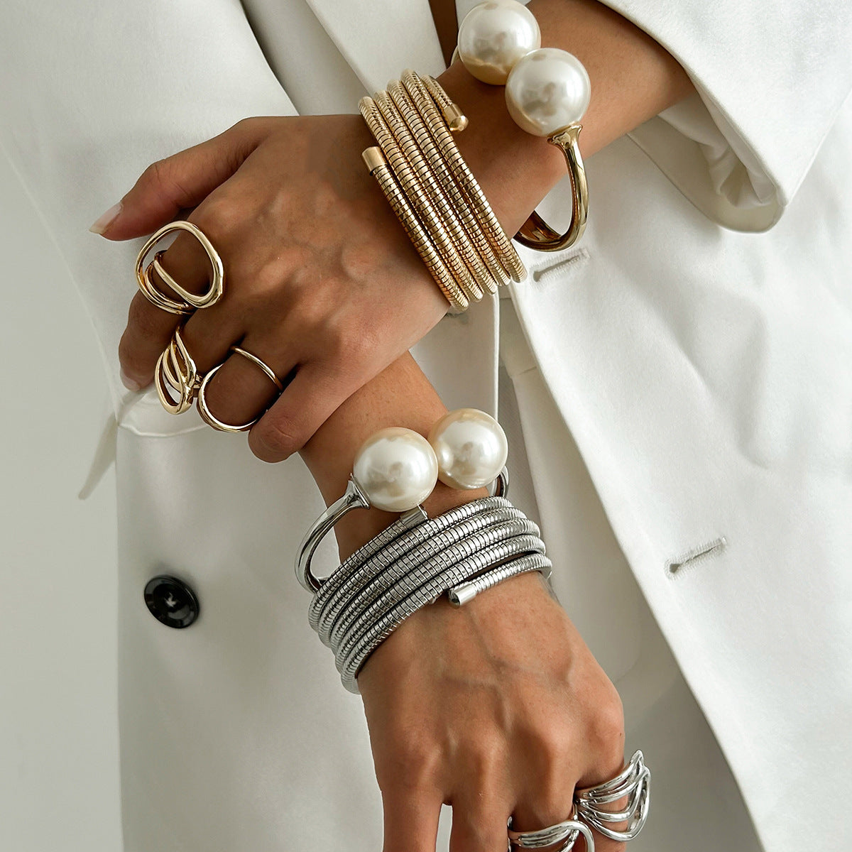 Brazalete de metal geométrico estilo punk con detalle de perla grande para mujer