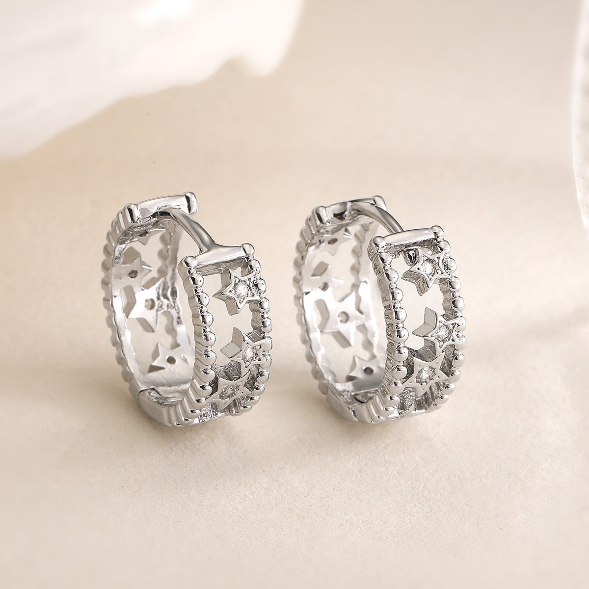 Orecchini a stella geometrici minimalisti per donne in rame con placcatura in oro 18K e intarsio di zirconi