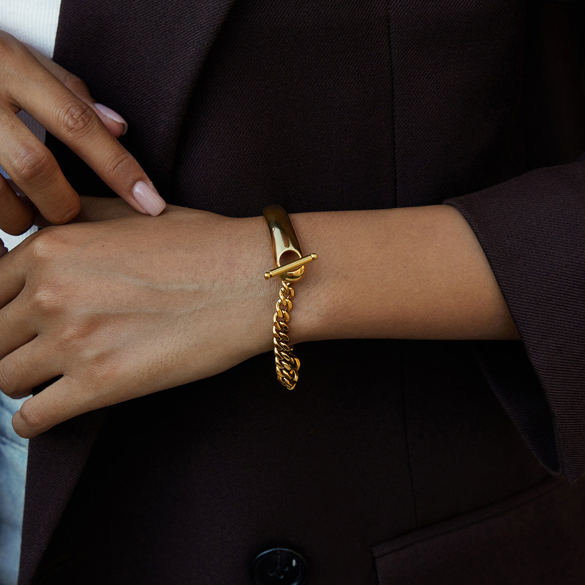 Bracciale asimmetrico a mezza catena minimalista con chiusura a T in acciaio inossidabile con finitura placcata da donna