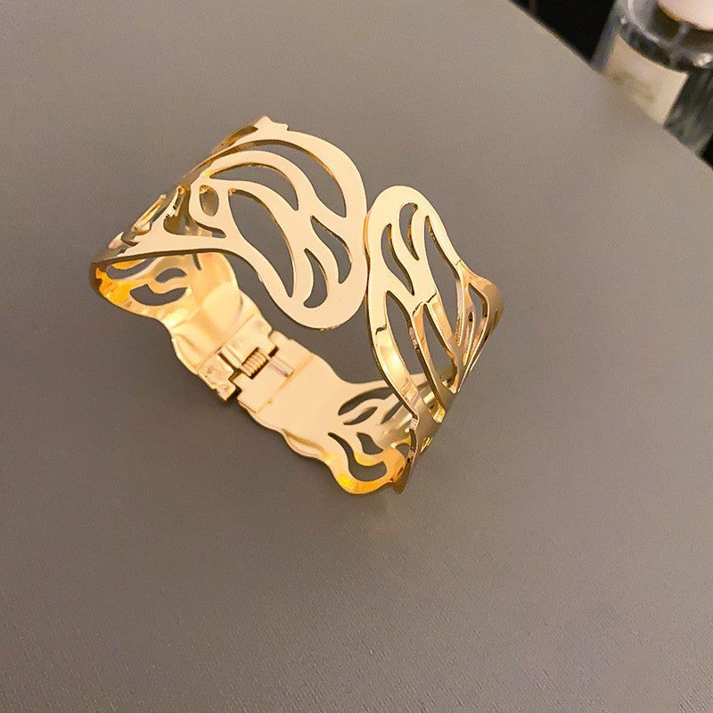 Pulsera Cóncava Irregular Minimalista para Mujer en Aleación de Latón con Acabado Galvánico