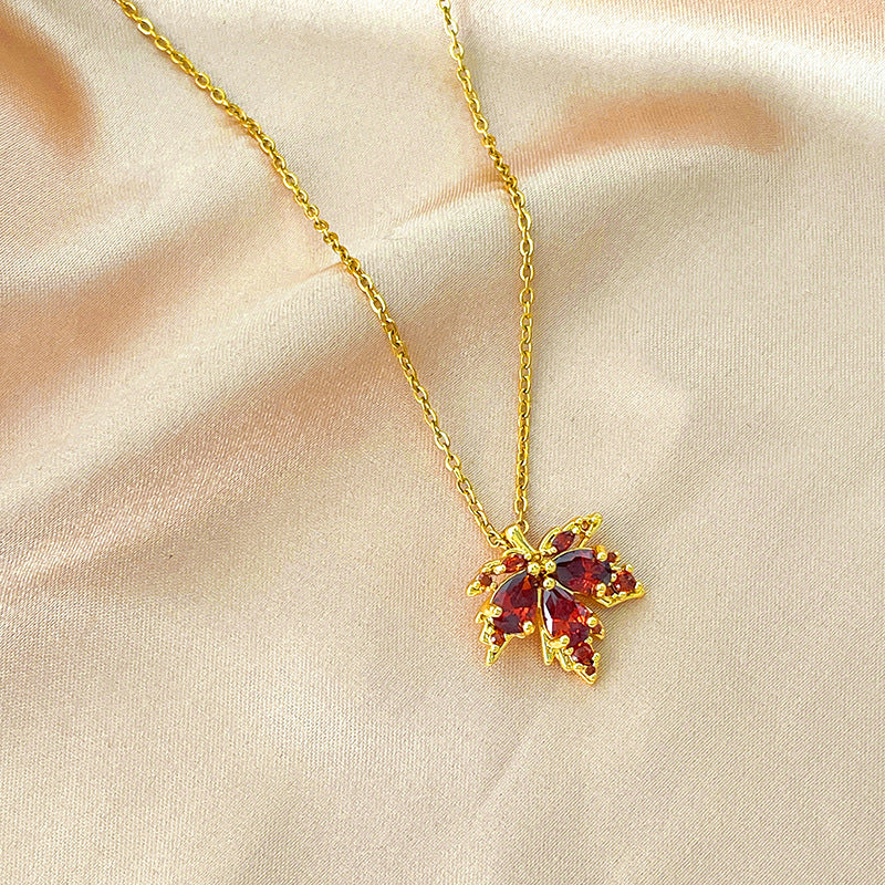 Collana da donna a forma di farfalla, in acciaio al titanio con finitura placcata e catena ondulata, dal design minimalista