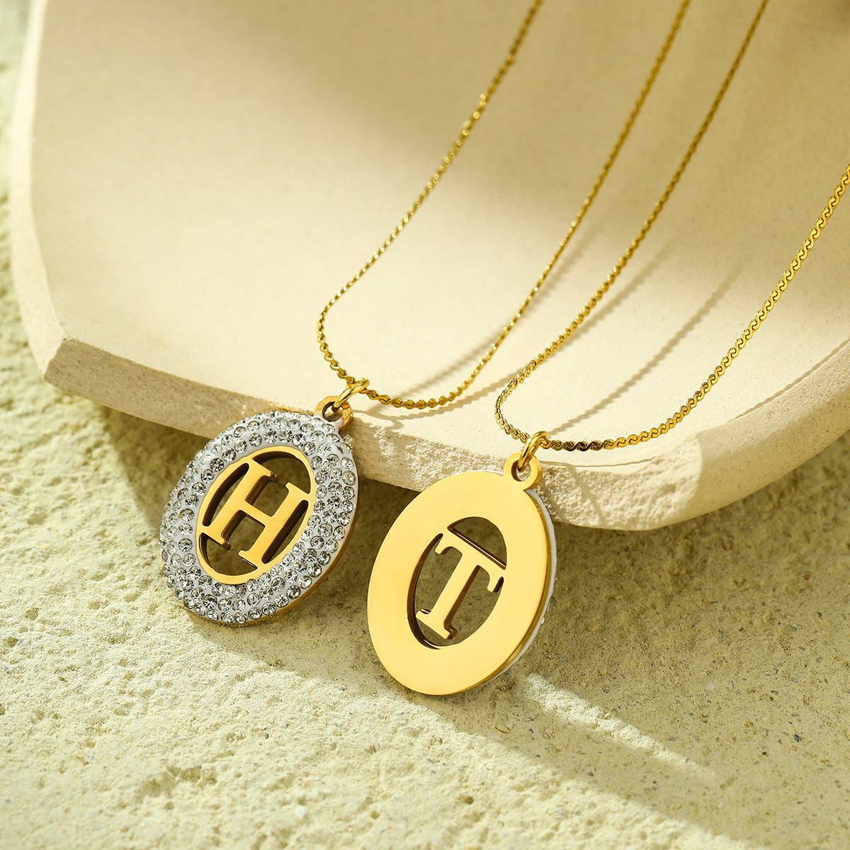 Collana da donna alla moda con ciondolo ovale in acciaio inossidabile con intarsio in zircone e lettera traforata
