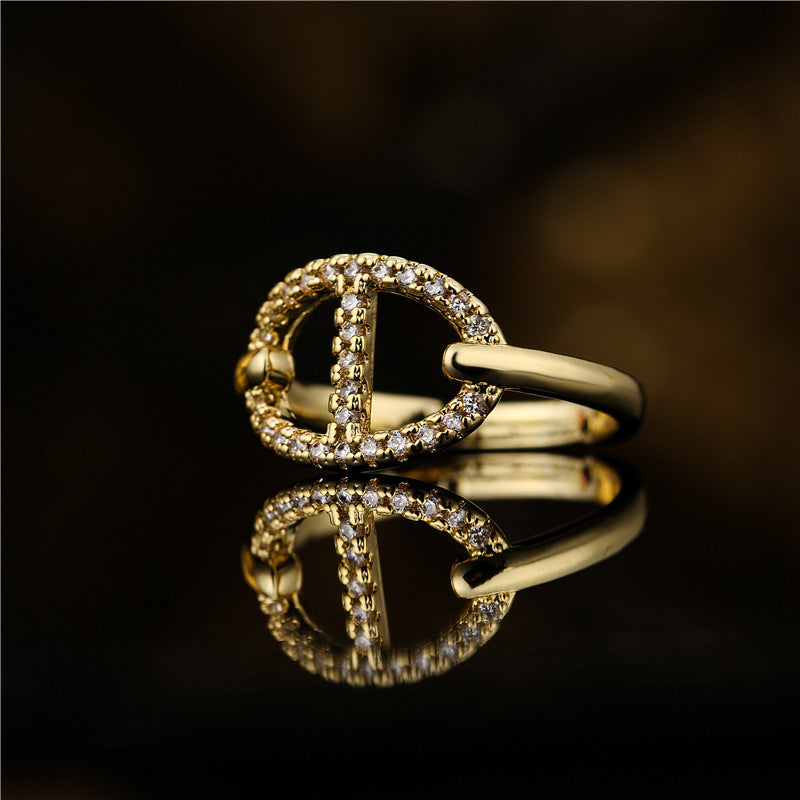 Anello Aperto a Forma di Naso di Maiale Geometrico da Donna con Base in Rame Placcato Oro 18K e Zirconia Micro-Incastonata