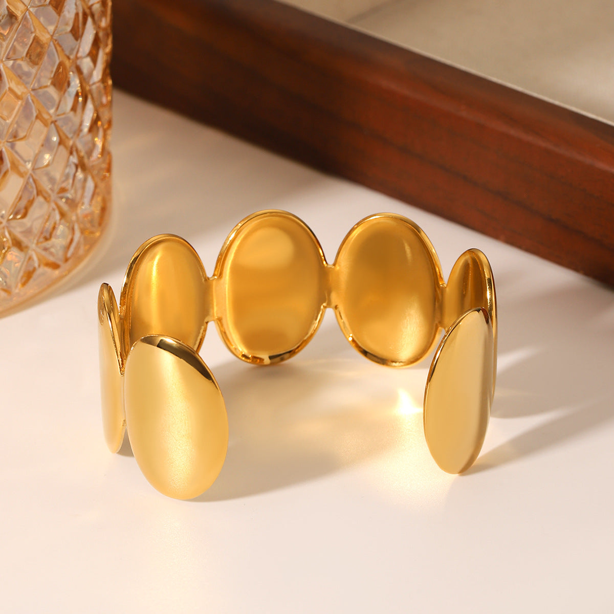 Bracciale a Polsino Minimalista Ovale in Acciaio Inossidabile Placcato Oro 18K Design Aperto Gioielli Leggeri