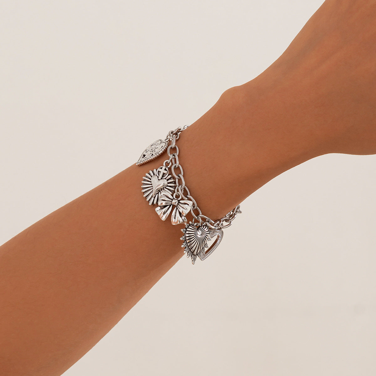 Collana con ciondolo a forma di cuore a ciliegia minimalista con intarsio in strass in lega su catena a O da donna