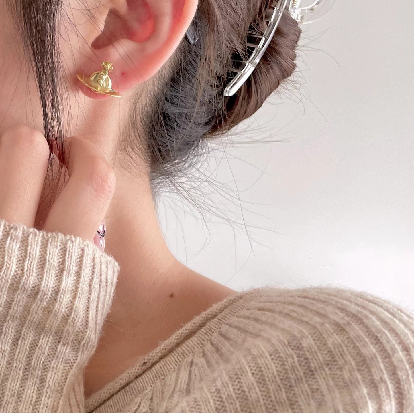 Orecchini a perno da donna a forma di Saturno minimalisti in argento sterling 925 con finitura placcata