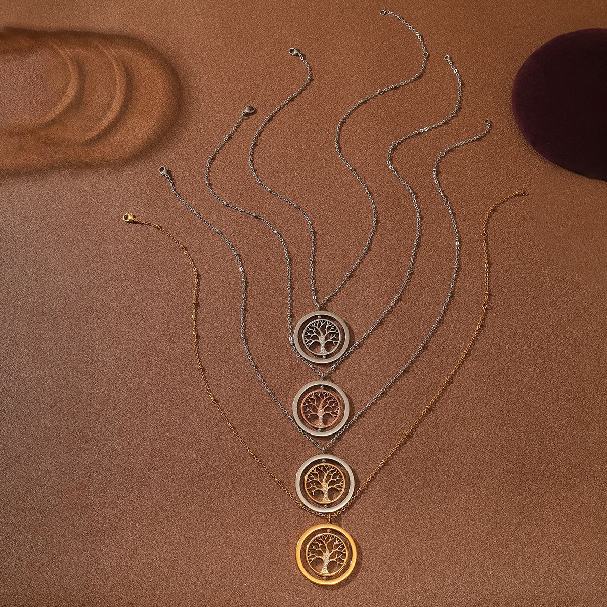 Collana da donna con ciondolo albero della vita geometrico minimalista in acciaio inossidabile con intarsio in strass e placcatura in oro 18 carati