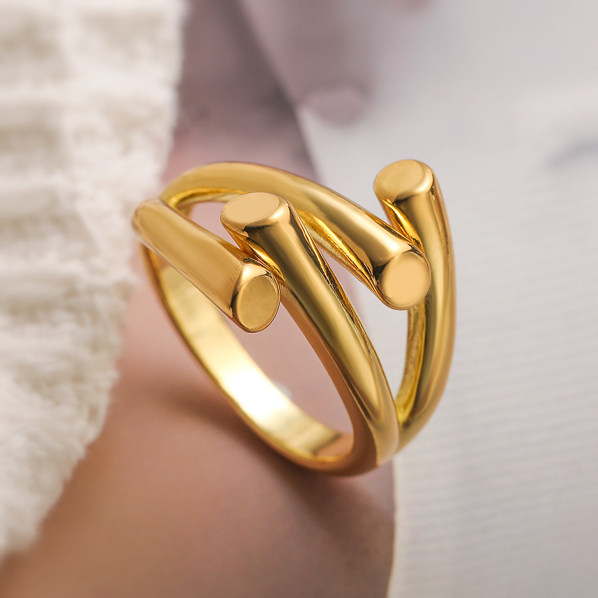 Anello in rame da donna geometrico irregolare minimalista con finitura placcata
