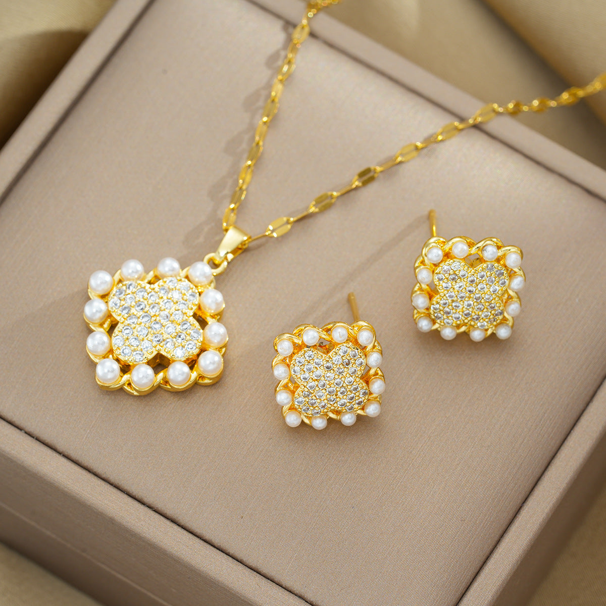Set Collana Pendente Minimalista a Quadrifoglio Geometrico con Intarsio di Perle e Placcatura in Acciaio al Titanio da Donna