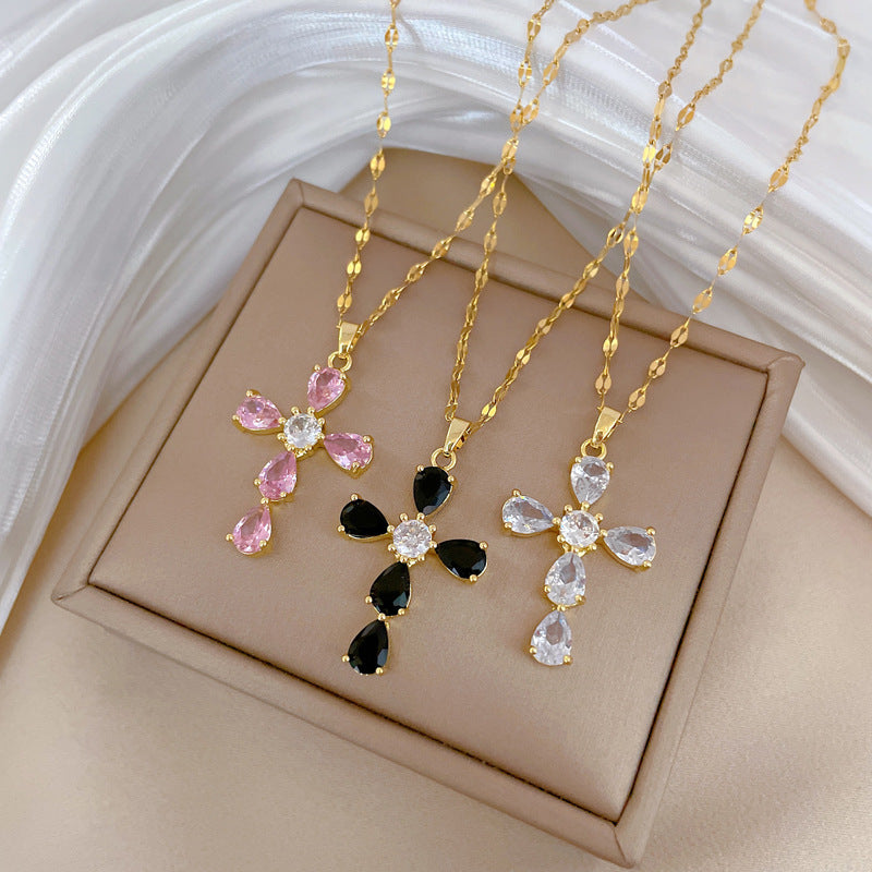 Collana con ciondolo geometrico di lusso in acciaio inossidabile con strass a croce per unisex