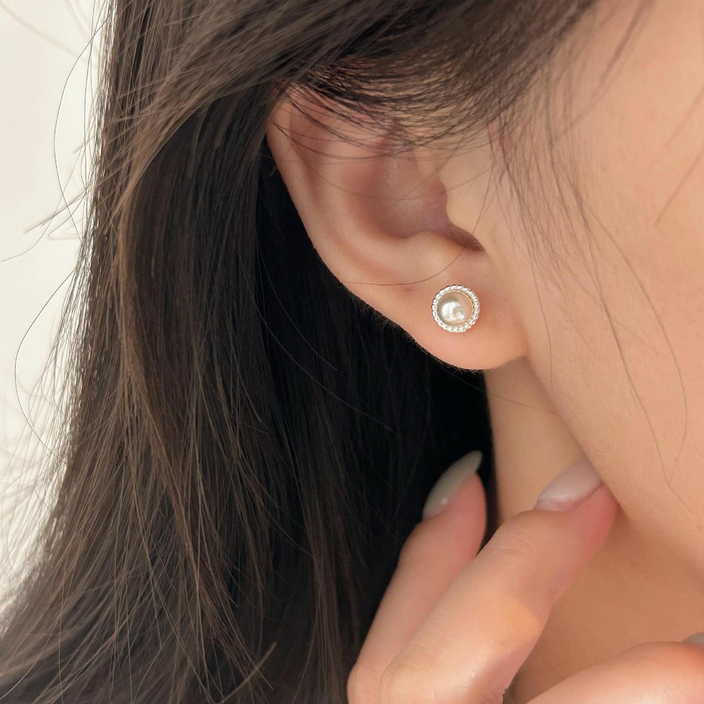 Orecchini a Perno Minimalisti con Perle in Argento Sterling 925 Placcato Oro, Design a Forma di Lettera