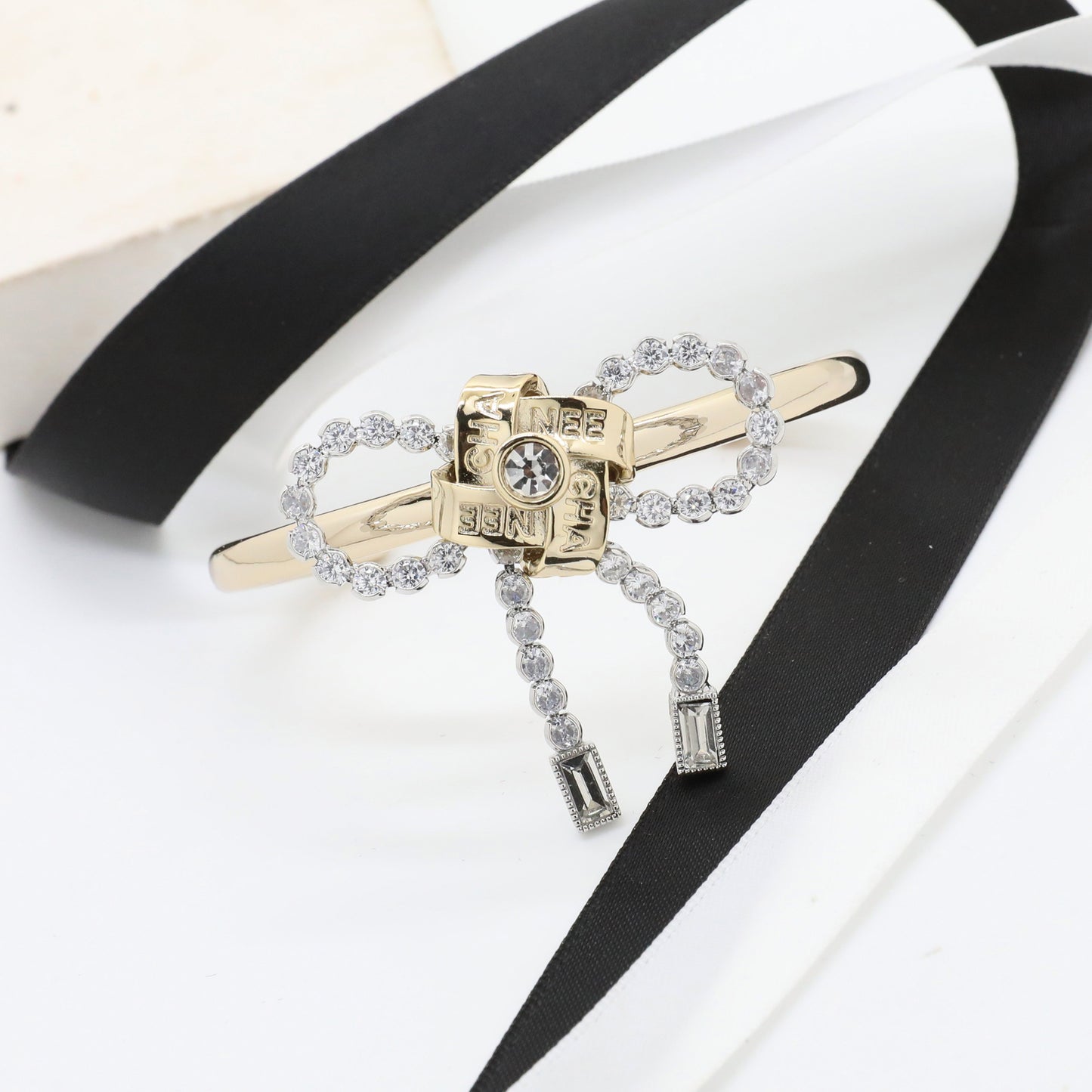 Pulsera de puño de latón chapado con diamantes de imitación y lazo de letras de lujo para mujer