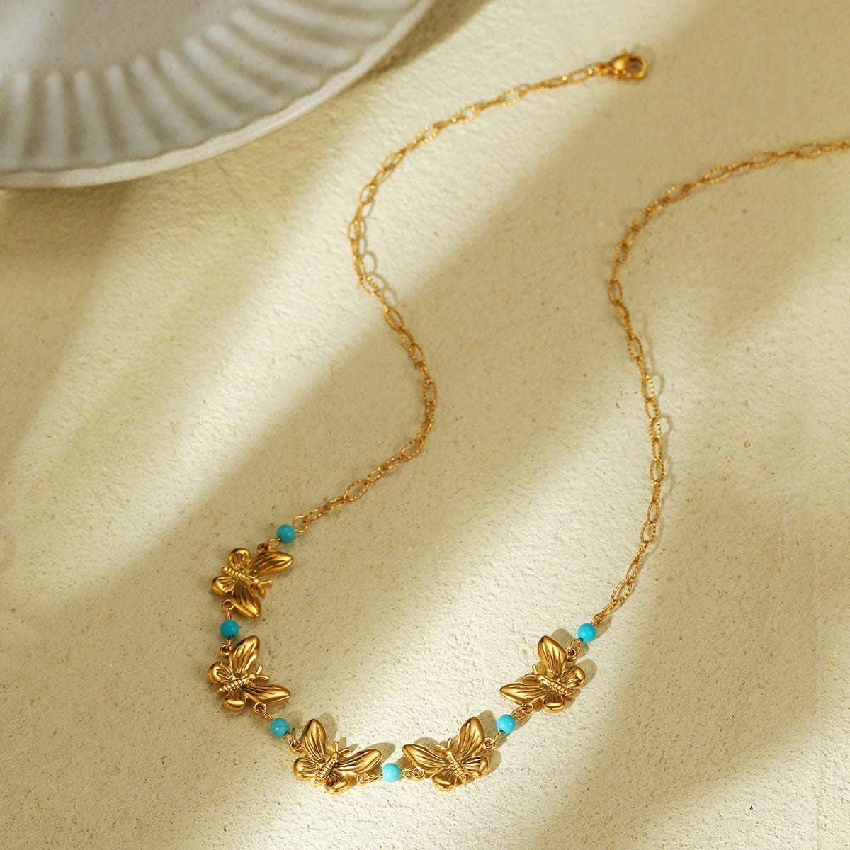 Collana da Donna Minimalista a Forma di Farfalla in Acciaio al Titanio con Placcatura in Oro 18K e Ciondolo in Acciaio Inossidabile
