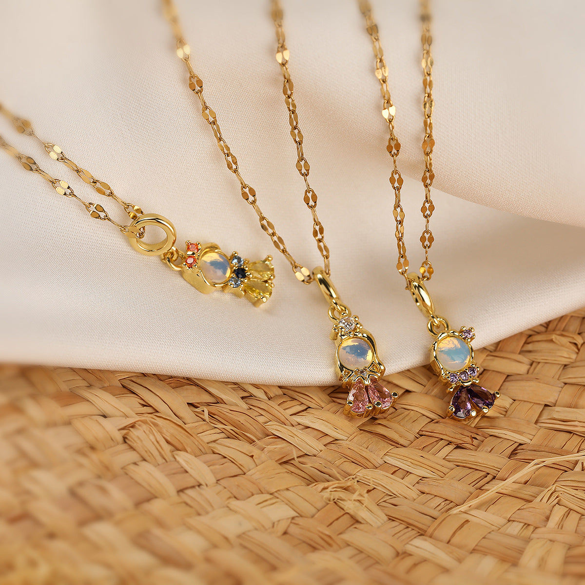 Collana girocollo con ciondolo a principessa in stile cartone animato geometrico minimalista per donna, base in rame placcato oro vero, con zirconi
