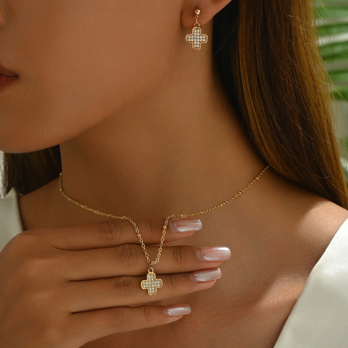 Juego de collar con colgante de trébol de cuatro hojas minimalista y pendientes de tuerca para mujer, en cobre con incrustaciones de diamantes de imitación