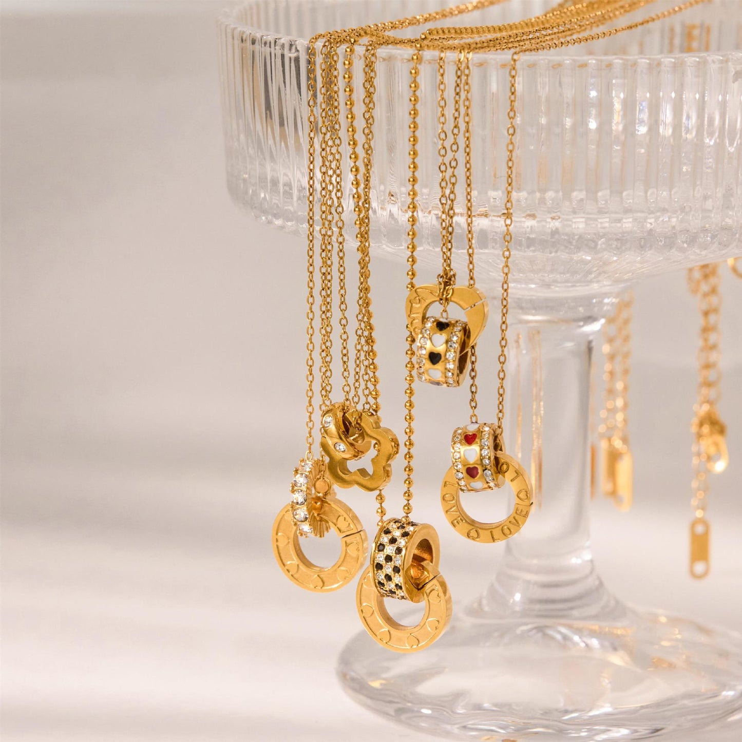 Collana rotonda geometrica con ciondolo da donna in acciaio al titanio con intarsio di strass e finitura placcata