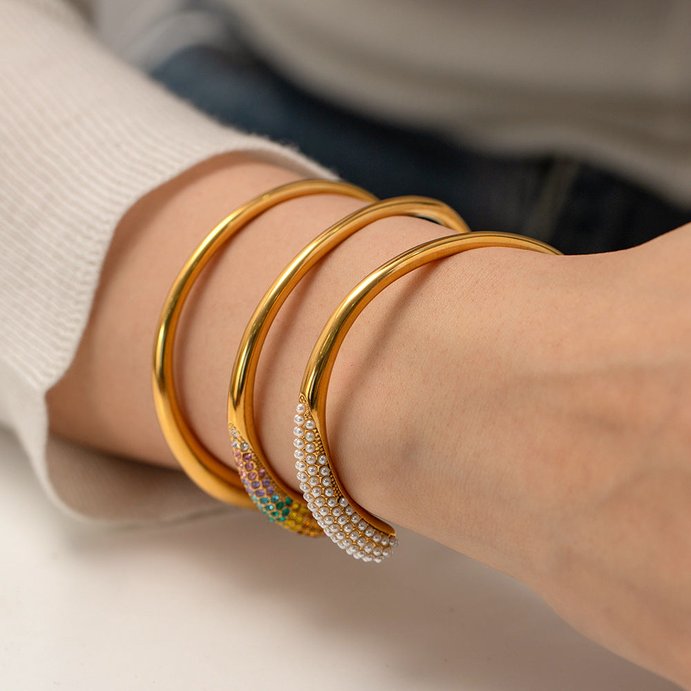 Bracciale a Polsino Aperto Geometrico alla Moda da Donna con Acciaio Inossidabile Placcato Oro 18K e Accento di Perle