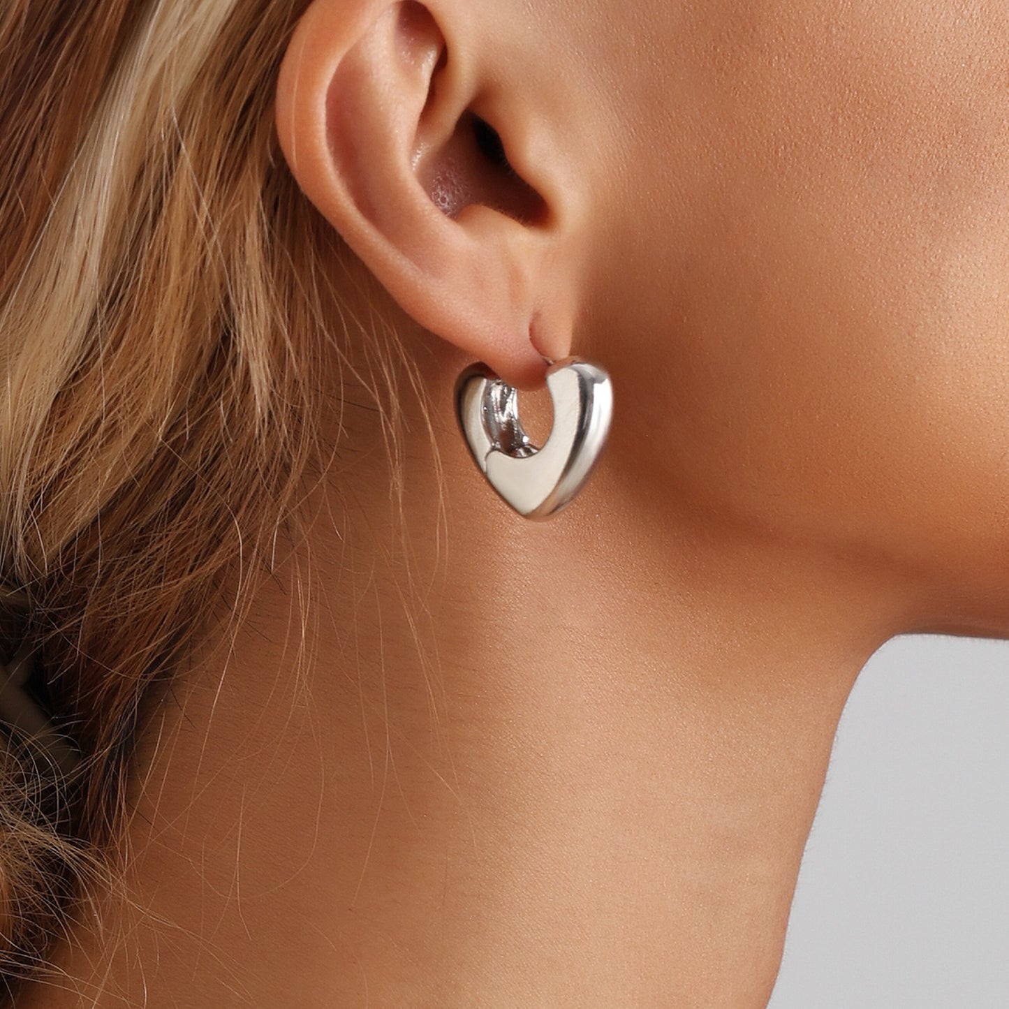 Orecchini da donna minimalisti in lega a forma di cuore cavo con finitura placcata