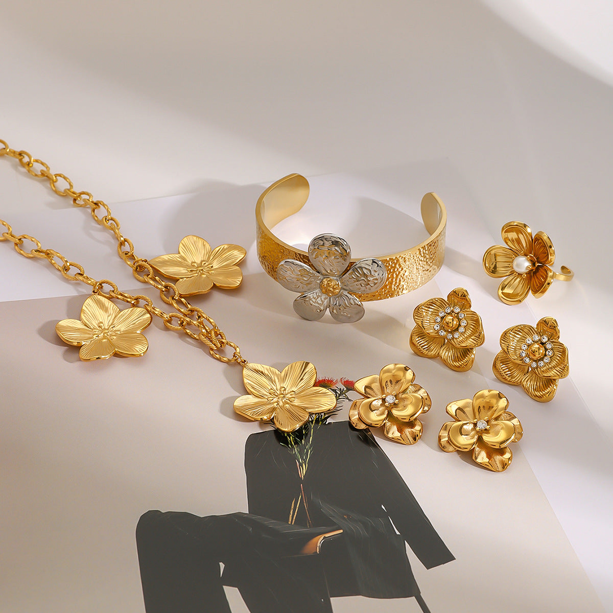 Collar floral geométrico de acero inoxidable con colgante de acero de titanio chapado para mujer