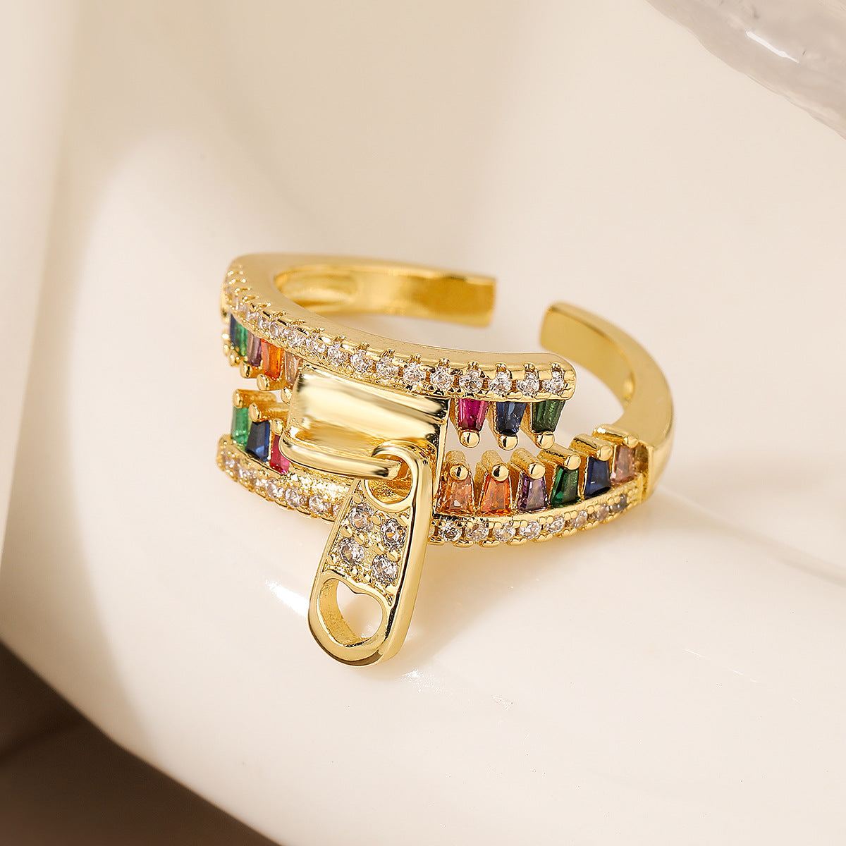 Anello Aperto Geometrico Minimalista da Donna in Ottone con Placcatura in Oro 18K e Intarsio in Zircone