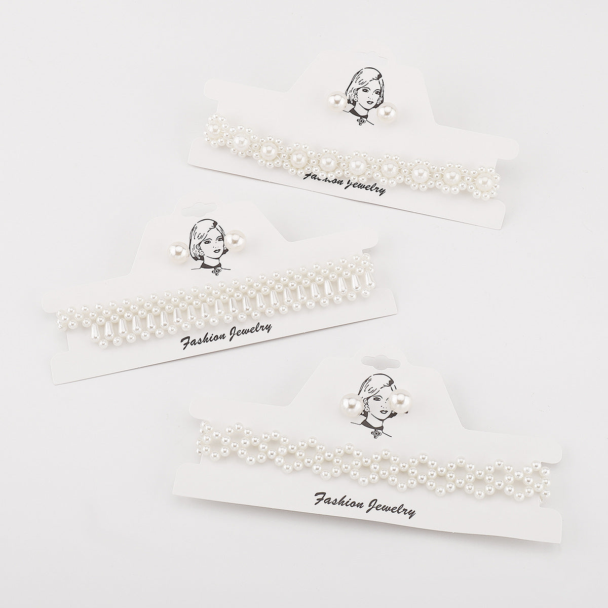 Elegante set collana girocollo e orecchini a perno da donna con perle e design con intarsi di perle dall'estetica naturale