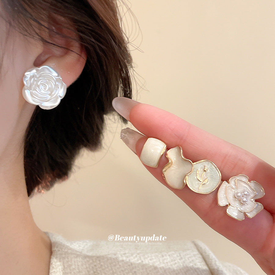 Set di Orecchini a Perno Eleganti con Perle Floreali da Donna con Perni in Acciaio al Titanio e Finitura Smaltata per un Look Lussuoso Quotidiano