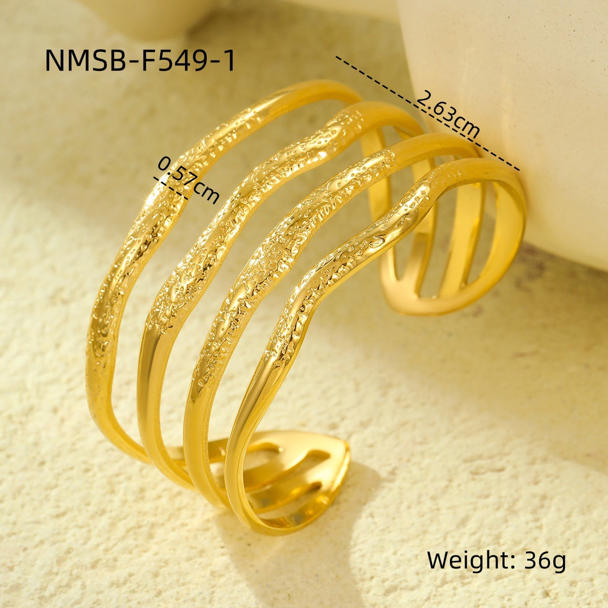 Pulsera de acero titanio de estilo vintage con acabado pulido y patrón circular texturizado para mujer