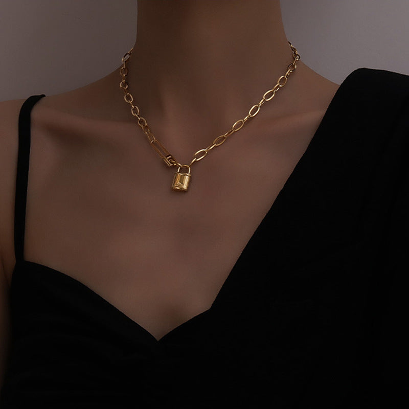 Collar con colgante en forma de U estilo Hip Hop para mujer con cadena de acero inoxidable y diseño de imperdible de acero de titanio chapado en oro