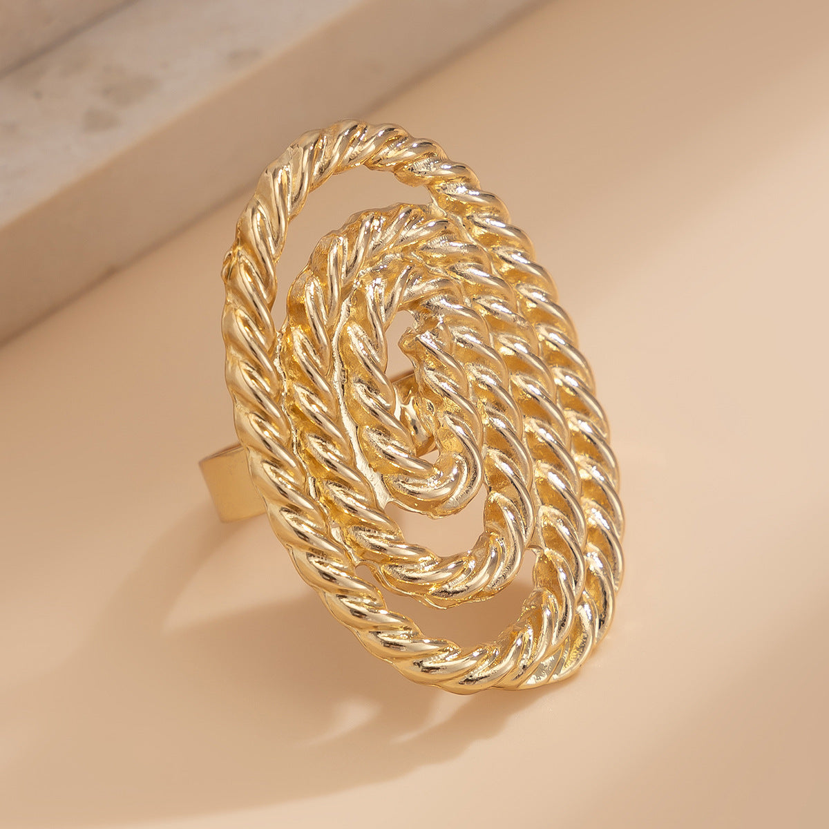 Elegant Geometric Oval Alloy Ring with Wavy Acrylic Pearl Design