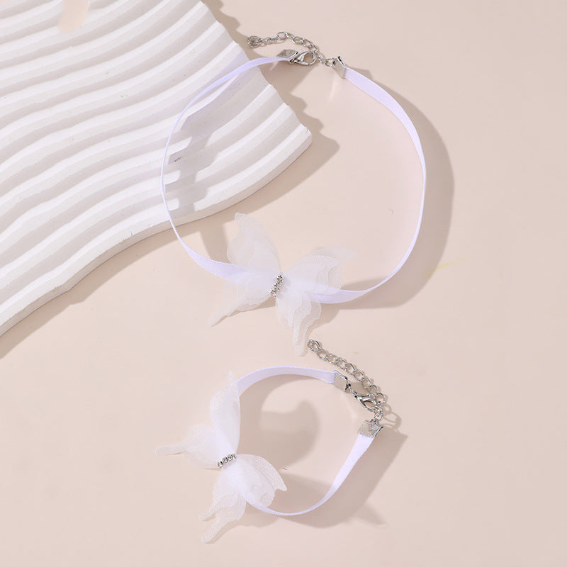 Collana Minimalista con Ciondolo a Farfalla per Bambine, Fascino a Farfalla e Fiocco in Resina su Catena di Perline con Finitura Smaltata, Lunghezza Regolabile