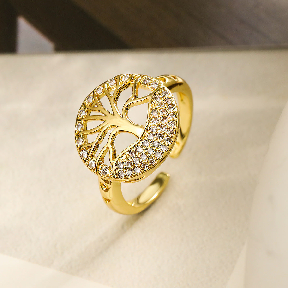 Anello aperto geometrico minimalista da donna in ottone con zirconia micro-pavé con design Albero della Vita