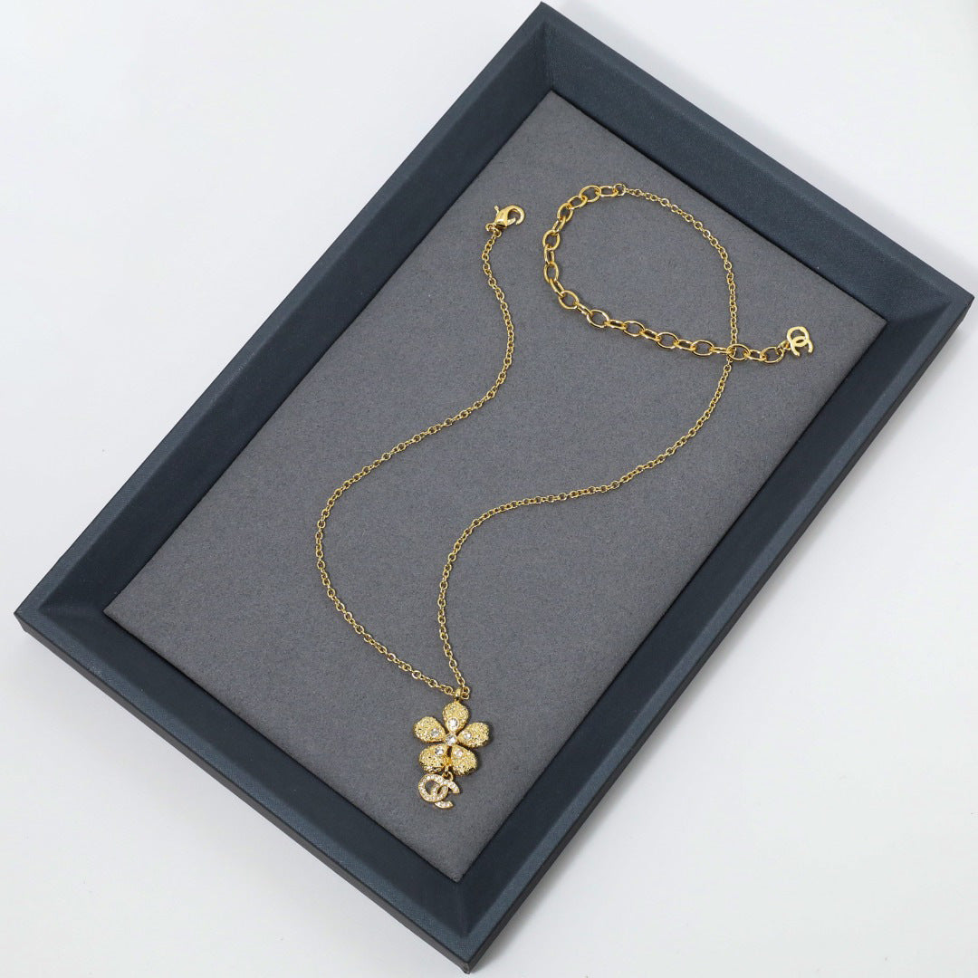 Orecchini floreali vintage in ottone placcato oro