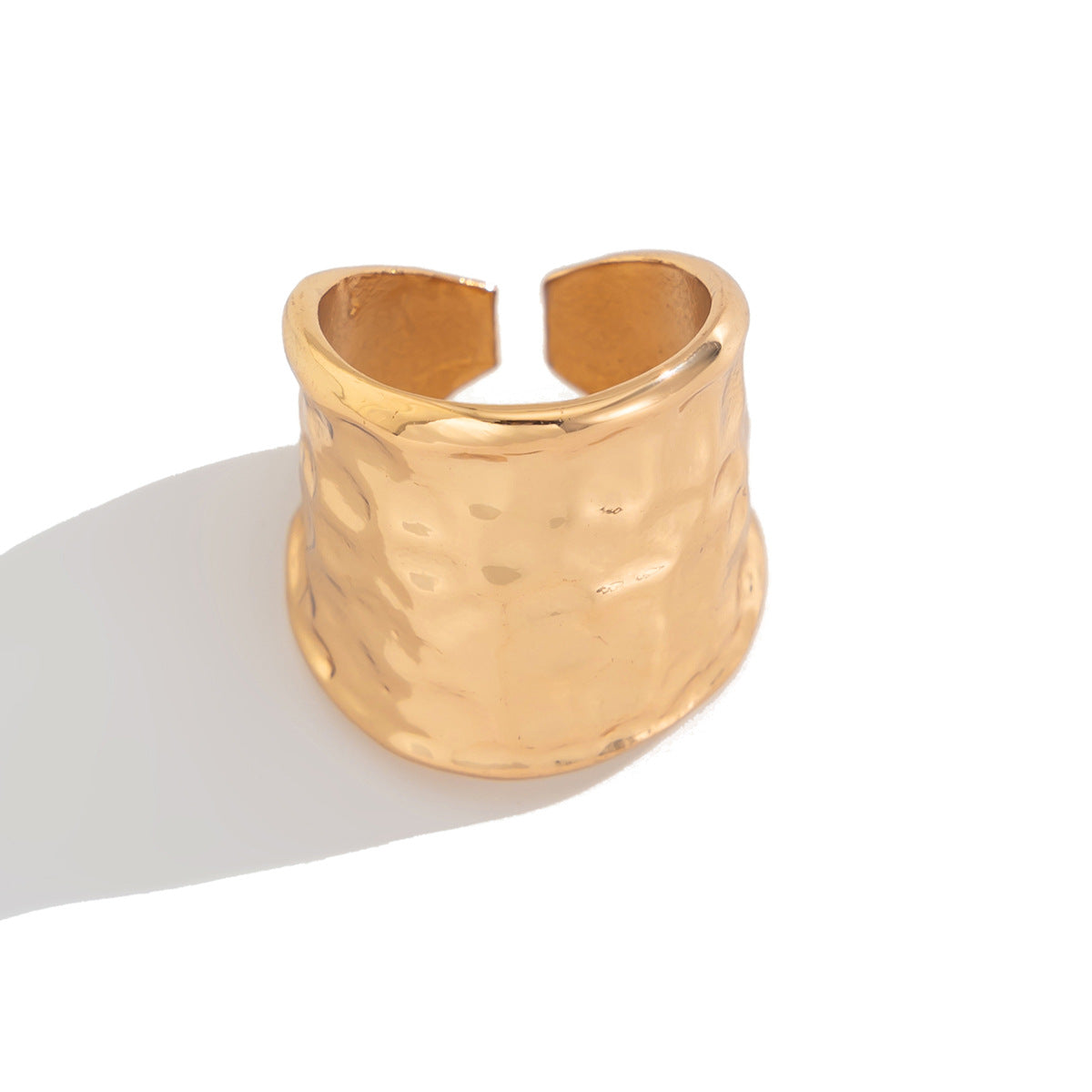 Anillo de aleación con forma de corazón texturizado estilo punk para mujer con acabado martillado y superficie galvanizada