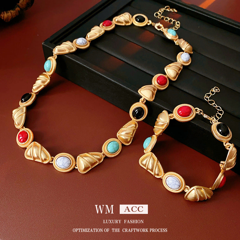 Set di bracciale con perline triangolari e collana a clavicola da donna in stile vintage, gioielli placcati in lega con design geometrico