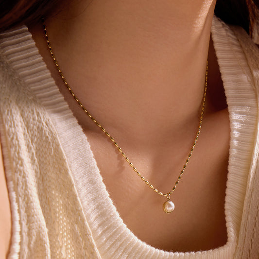Collar Minimalista de Perlas Francesas para Mujer en Acero Inoxidable con Acabado Chapado, Elegante Cadena para Clavícula para Otoño e Invierno