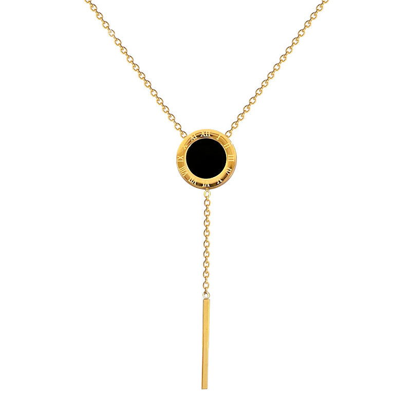 Collana a catena girocollo minimalista in acciaio al titanio con ciondolo geometrico e dettagli floreali
