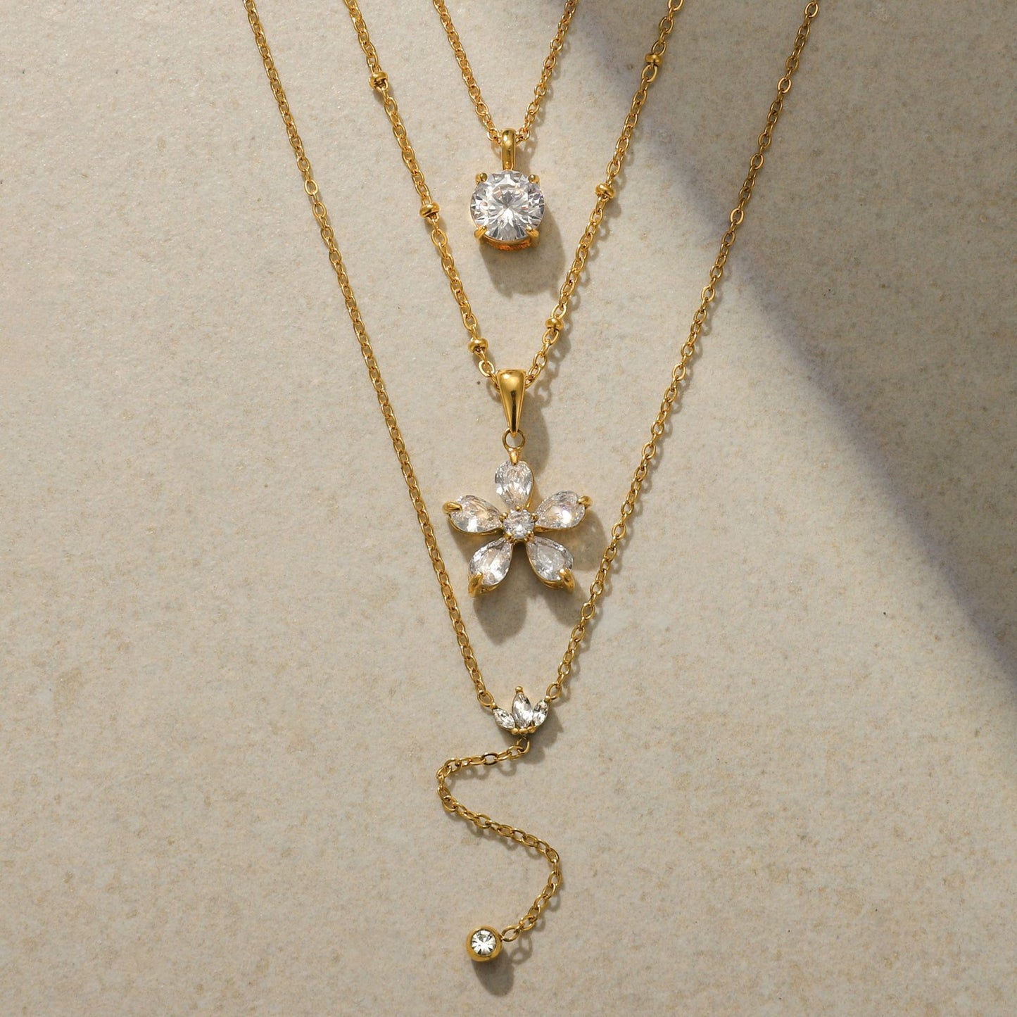 Collar floral geométrico de titanio chapado para mujer con detalles de pedrería, cadena de clavícula ligera, joyería de acero inoxidable