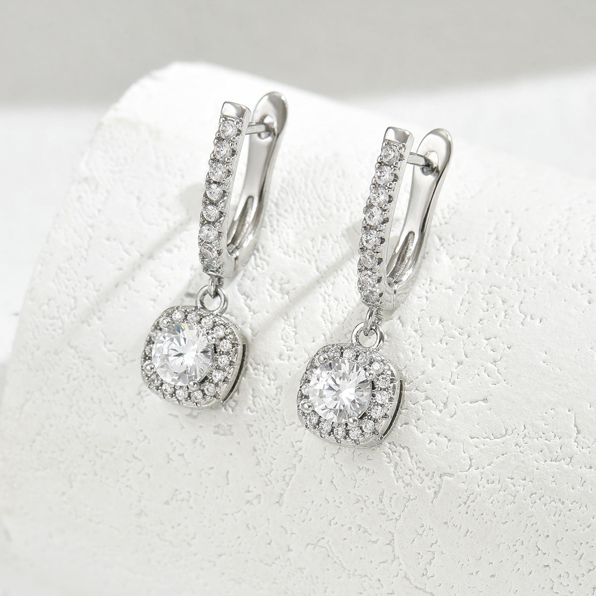 Orecchini geometrici a U minimalisti da donna con intarsio in zircone e perni in acciaio inossidabile