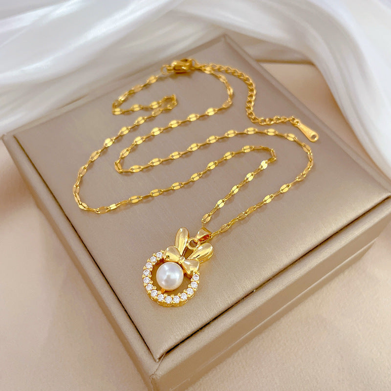 Elegante collana a pendente con fiocco di perle per donna con catena in acciaio al titanio e motivo geometrico a luna