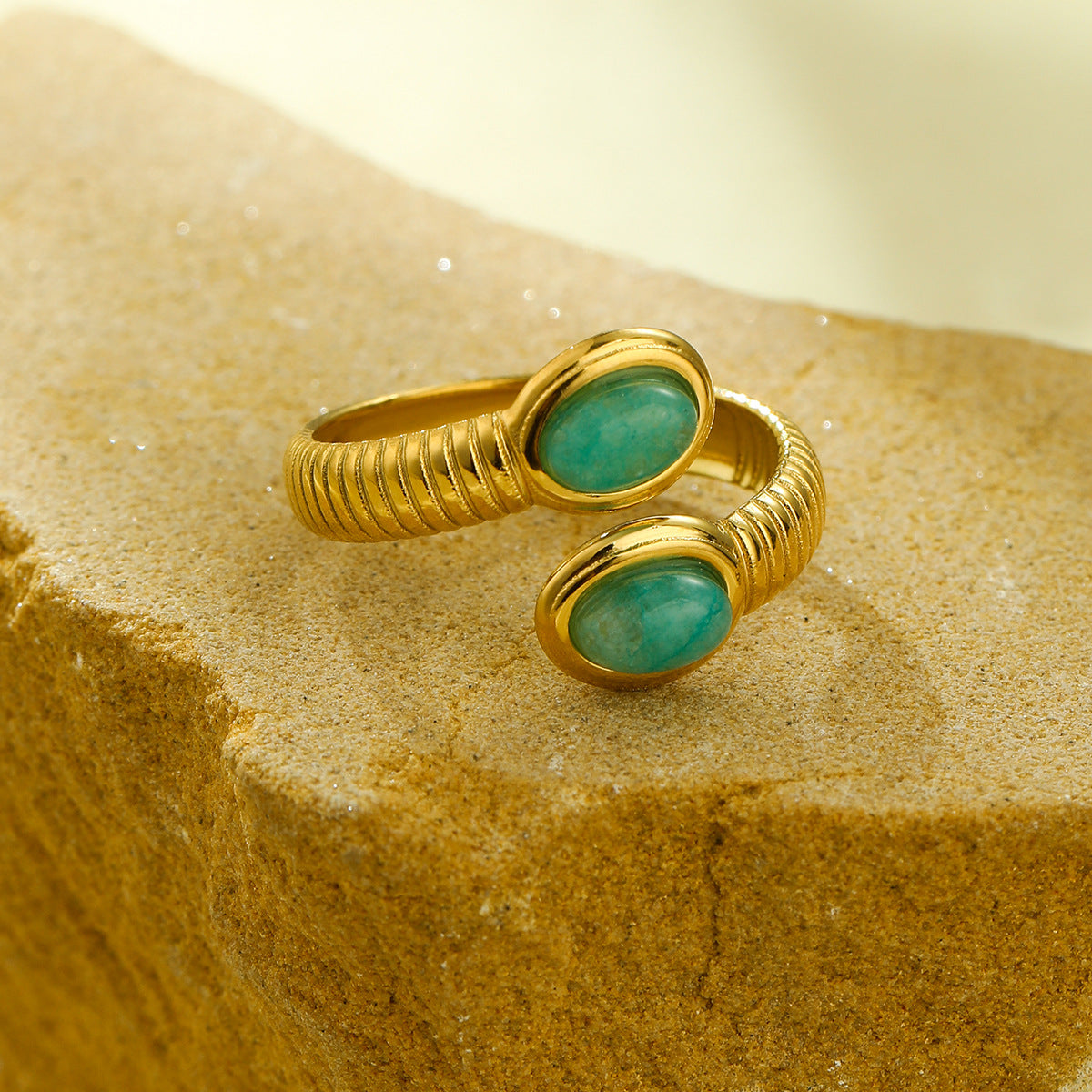Anillo ovalado minimalista de acero de titanio con incrustaciones de piedra natural y acabado chapado para mujer