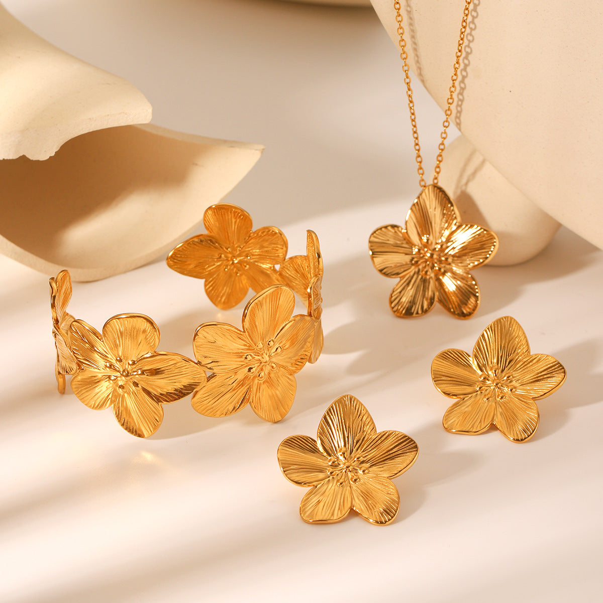 Fashion 18K Gold Plated Textured Five-Petal Flower Stainless Steel Jewelry Set for Women