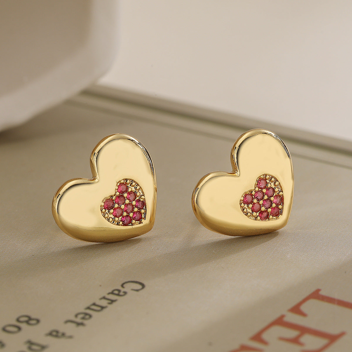 Orecchini a perno a cuore geometrico vintage con fulmine per donna in rame con placcatura in oro 18 carati e intarsio di zirconi